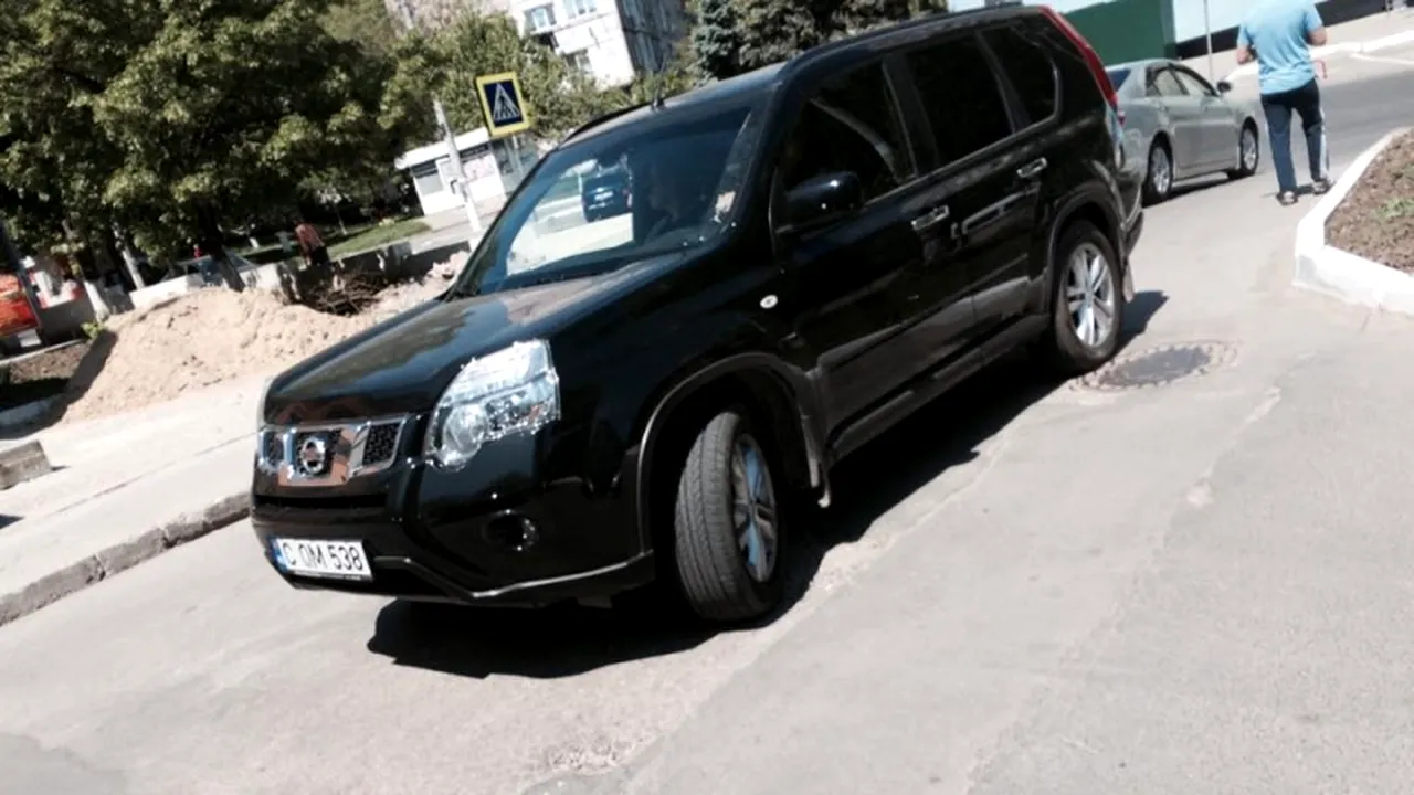 Și-a parcat mașina așa, încurcând traficul zeci de minute. Cum a reacționat când i s-a atras atenția 