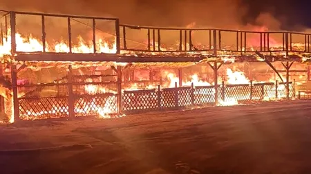 Incendiu DEVASTATOR la o terasă de pe plaja de la Corbu / 1.000 de metri pătrați s-au făcut scrum! / Două persoane au reușit să se salveze