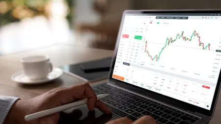 Analiză XTB: „Războiul” comercial al lui Donald Trump a dus la prăbușirea indicilor bursieri în „Ziua Eliberării