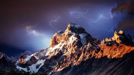 Cele 3 lucruri pe care să NU le faci, dacă te surprinde furtuna pe munte. Pot face diferența între viață și moarte