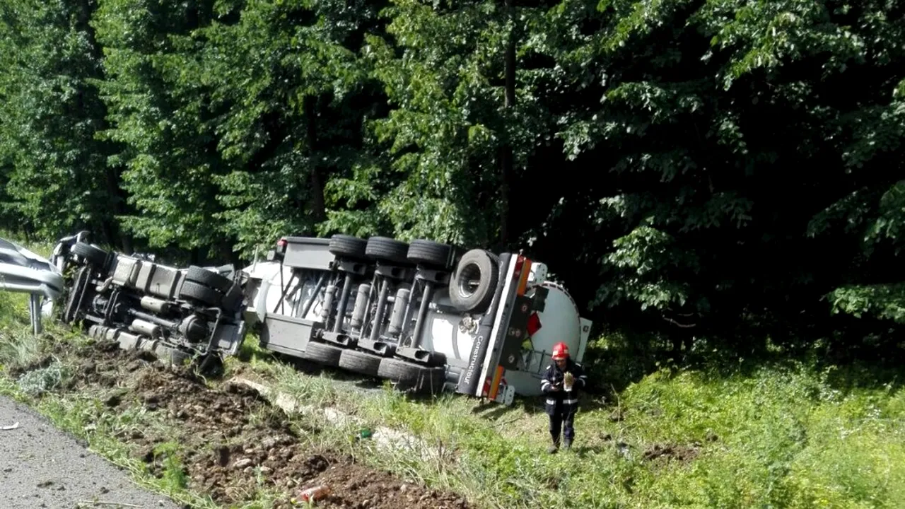 Autostrada A3 ÎNCHISĂ. O cisternă încărcată cu motorină și benzină, răsturnată pe carosabil