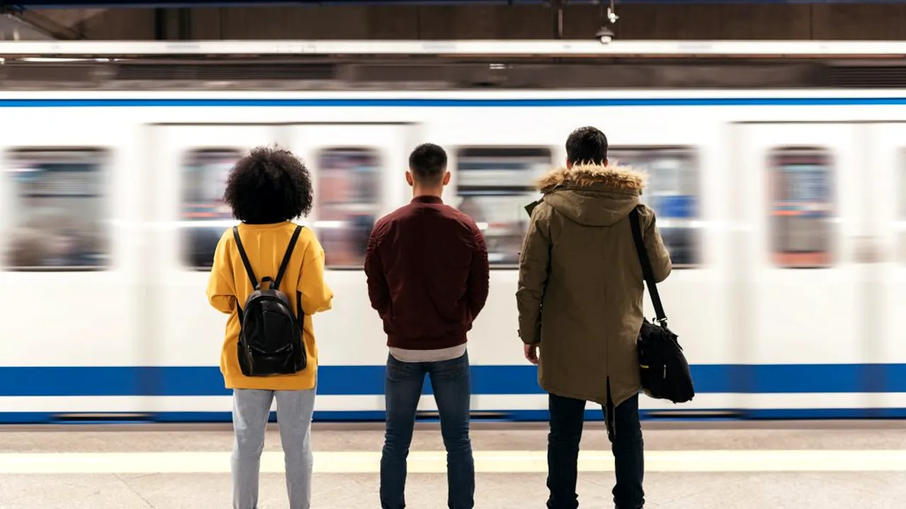 Riscăm să ne infectăm dacă mergem cu metroul? Experții spun că acest mijloc de transport e mai sigur decât am crede