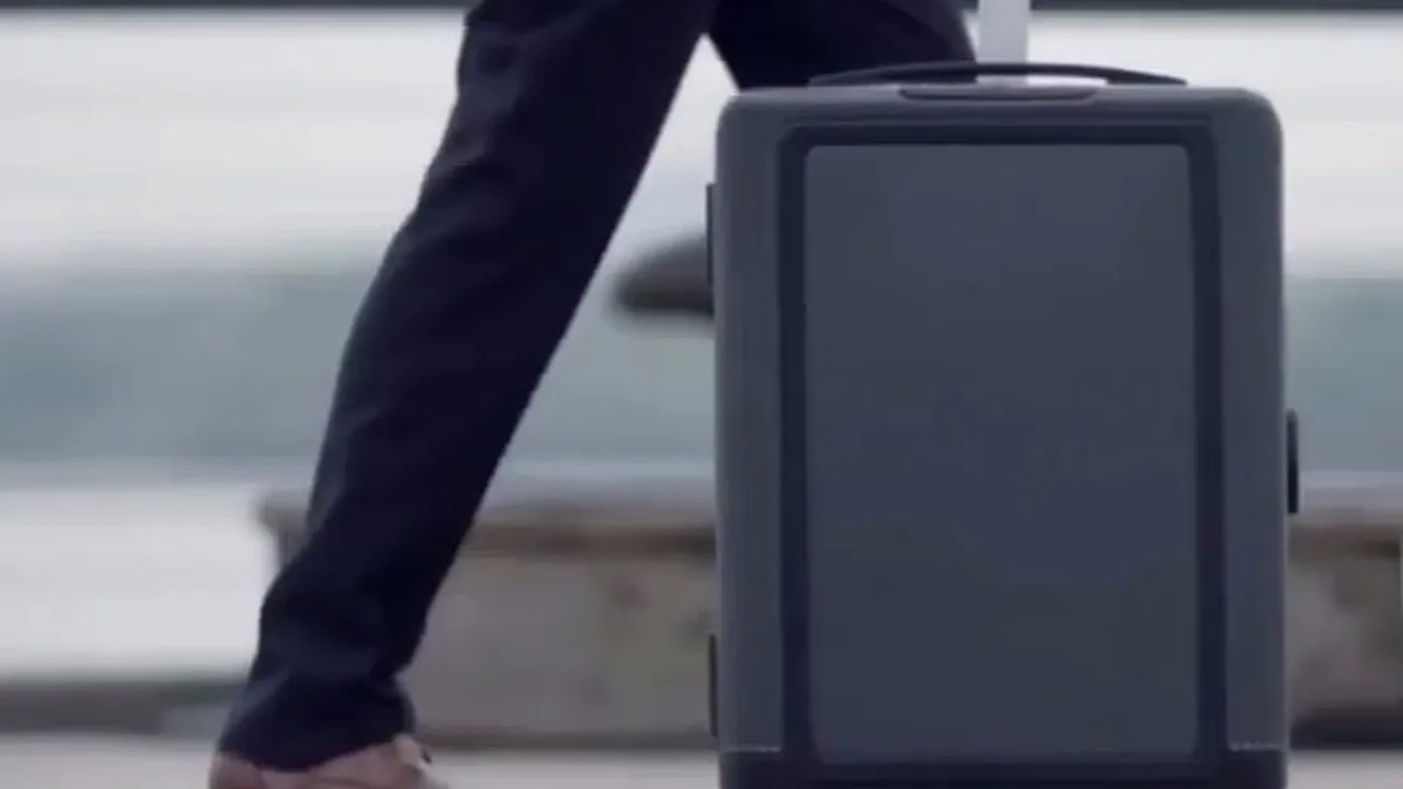 Un bărbat a plătit 11 lire sterline pe o valiză, la o licitaţie de bagaje pierdute, dar a avut un ȘOC când a deschis-o. Ce se afla în interior