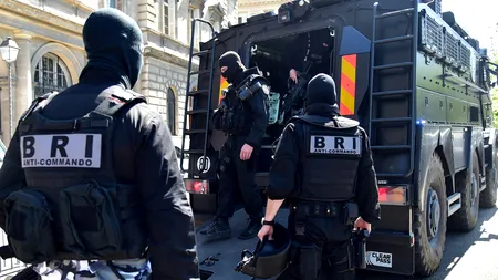 Atac armat într-un mall de la periferia Parisului. Cel puțin doi oameni sunt  grav răniți