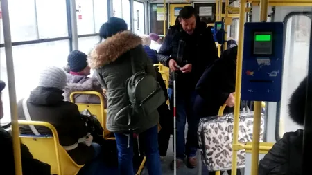 Cerșetorul din imagine păcălea lumea că e orb și cerea câte 1 leu în tramvaiul 101 din Ploiești. Cum s-a dat de gol, fără să vrea