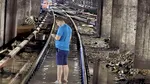 Radu Miruță ar putea fi infectat cu o bacterie, după ce a intrat la metrou în timpul inundațiilor. Sindicaliștii Metrorex îi cer să meargă la spital