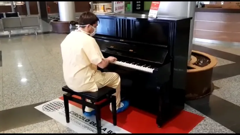 VIDEO. Un medic italian cântă la pian pentru a le ridica moralul colegilor