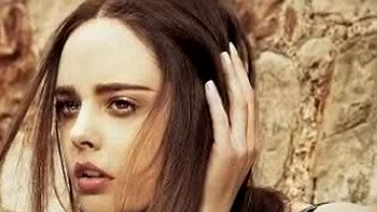 Adevărata față a industriei de modă: „Mi se spunea că nu pot fi model de bijuterii pentru că degetele mele erau prea grase