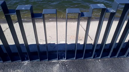 FOTO / VIDEO | Cum arată gardul care a „separat” bucureștenii în două tabere. De la „este sigur pentru copilul meu” până la „arată ca la cimitir” / Ce spune primarul