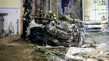 Un şofer beat a distrus 31 de mașini, în Germania. Mai multe autoturisme și fațada unei clădiri au luat foc