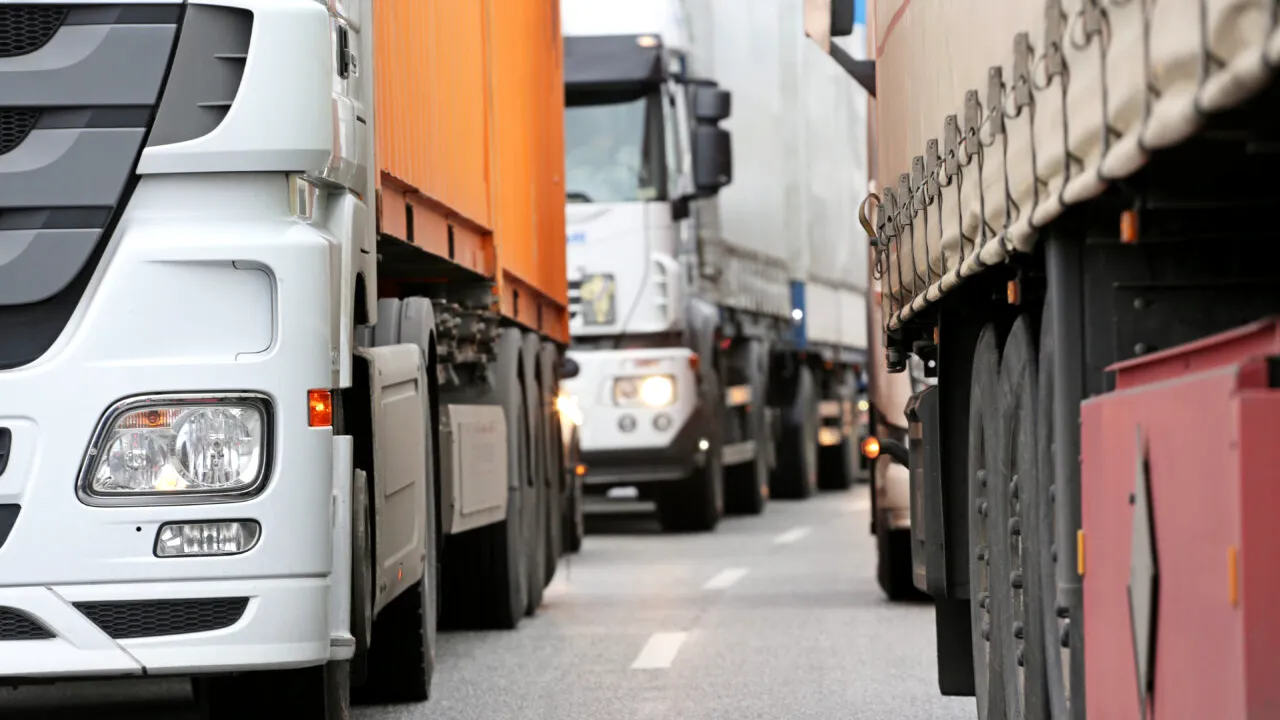 Ministerul Finanțelor schimbă ajutorul pentru transportatori. Cât este valoarea restituirii la acciza pentru motorină