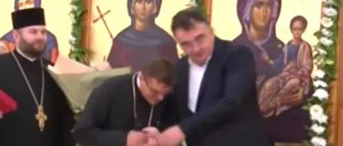 Scenă „divină la Focșani, unde un preot a vrut să-i sărute mâna lui Marian Oprișan: În jurul d-voastră sunt oameni din biserică, crescuți în miros de tămâie și gust de prescură VIDEO