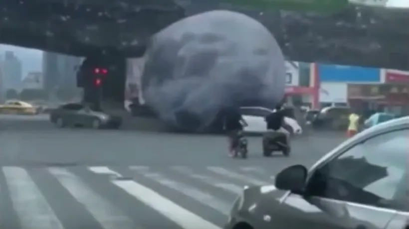 Cel mai puternic taifun a lovit China. Vântul a desprins un balon uriaș care a ajuns pe șosea. VIDEO