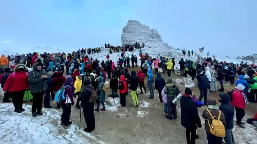VIDEO&FOTO|  Mii de turiști s-au înghesuit la Sfinx, să vadă dacă apare piramida cu „puteri miraculoase”. A fost nevoie de intervenția Salvamontului