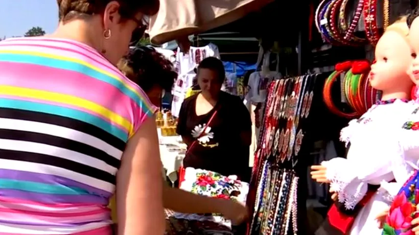 Cât costă o cămașă TRADIȚIONALĂ, făcută manual, în Maramureș. Turiștii stau la coadă pentru produsele meșterilor populari