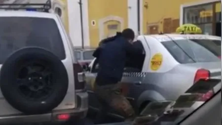 VIDEO / Bătaie în trafic, la Cluj-Napoca. Conflictul dintre un taximetrist și un șofer din București a fost filmat