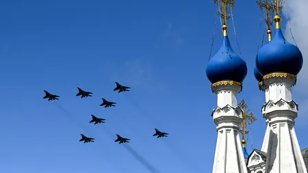 În plin război-fulger ratat, Rusia lui Putin organizează parade militare în 28 de orașe. Serghei Șoigu: ”Aproximativ 65.000 de soldați și peste 460 de avioane” | GALERIE FOTO