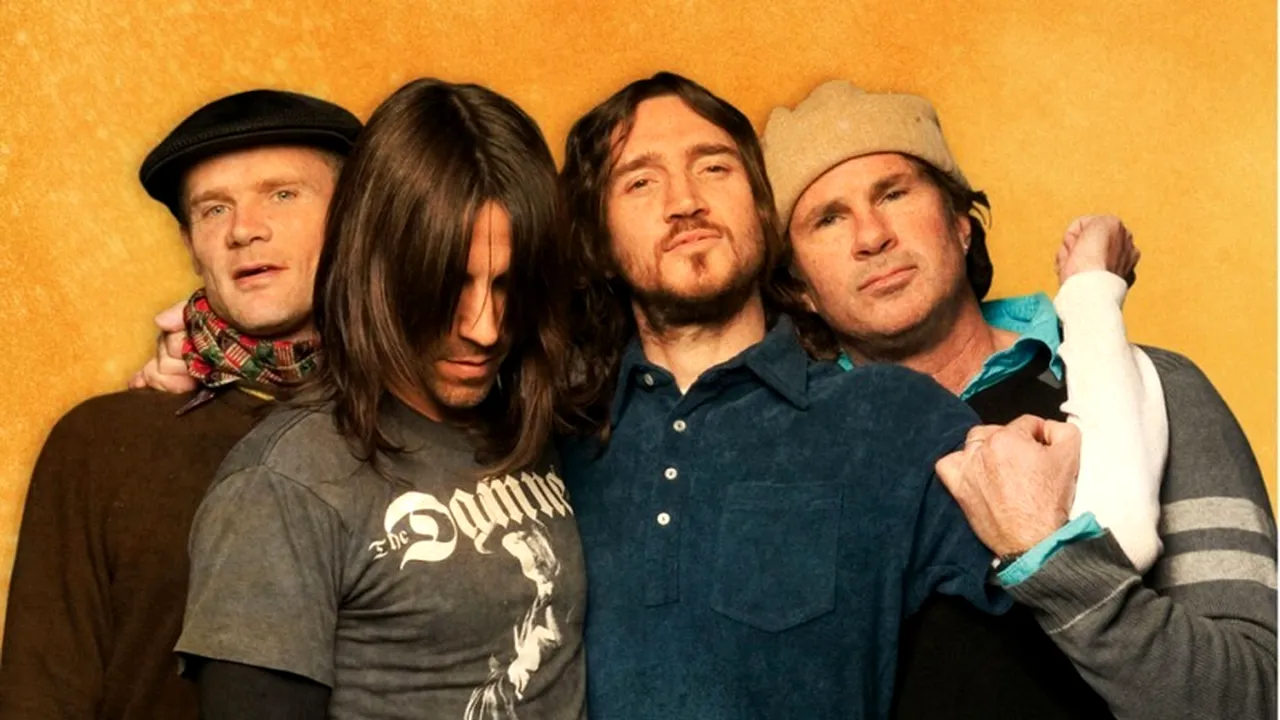 Membrii Red Hot Chili Peppers vor o cameră de relaxare în culisele concertului de la București