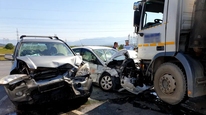 Coliziune rutieră în Sibiu: Patru răniți după impactul dintre două autoturisme și un TIR