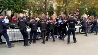Susținătorii lui Călin Georgescu au încercat să rupă gardurile jandarmeriei atunci când acesta a fost adus la arestul central. O femeie a căzut în genunchi și a început să plângă