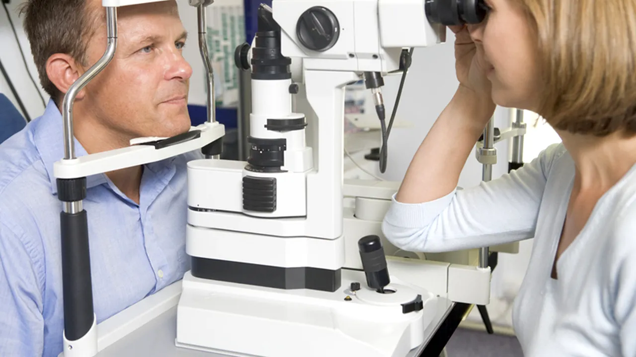 Un simplu control oftalmologic ar putea fi soluția pentru diagnosticarea maladiei Alzheimer