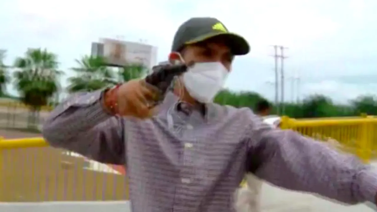VIDEO. Un jurnalist ecuadorian a fost amenințat cu pistolul și jefuit în timpul unei transmisiuni în direct
