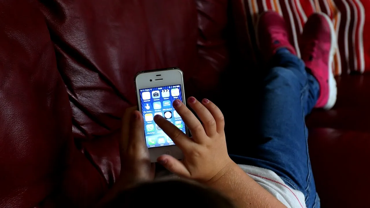 Experții cibernetici îndeamnă utilizatorii de smartphone să dezinstaleze aplicația care pornește lanterna: Poate produce daune ireparabile