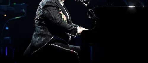 Elton John a dat LOVITURA. Cântărețul îl va învăța să cânte la pian pe noul bebeluș REGAL