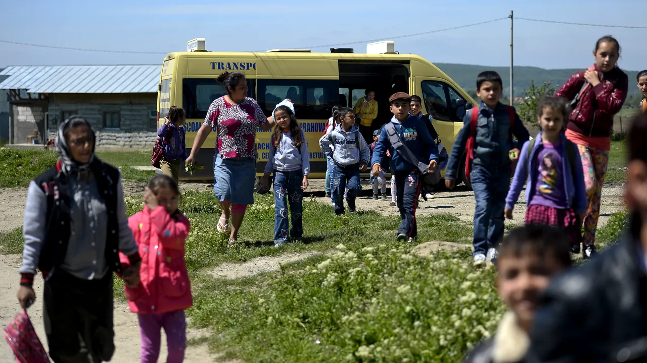 Școala din România care are imprimante și videoproiectoare, dar toaletă în fundul curții 