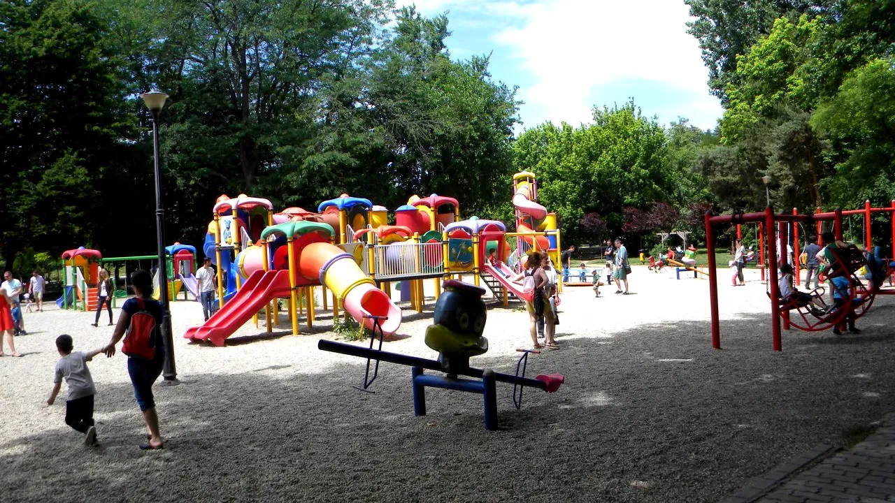 Amenințări cu pistolul într-un parc pentru copii din Brăila. Mai mulți părinți, luați la țintă de un bărbat beat