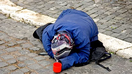 Câţi bani câştigă o cerșetoare din Alba Iulia în 30 de minute. Mila oamenilor umple buzunarele „sărmanilor” cu sute de euro