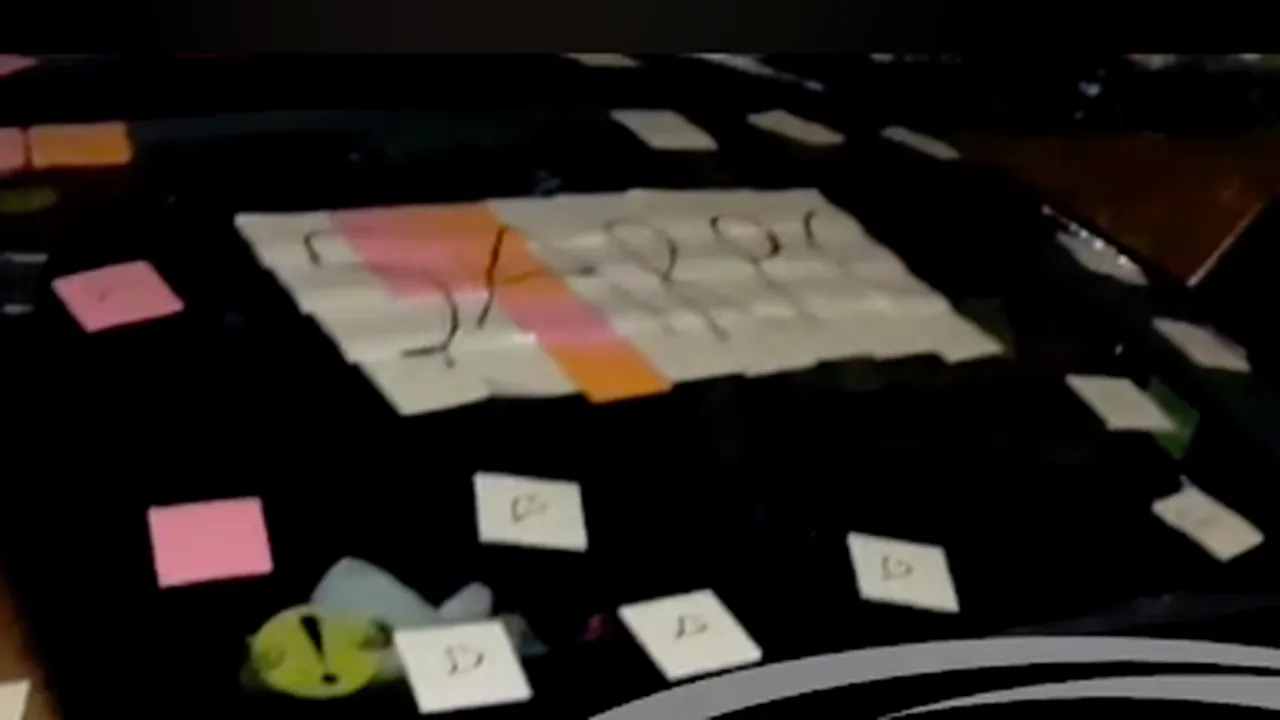 Motivul pentru care un tânăr din Buzău a lipit zeci de bilețele pe mașina fostei iubite - VIDEO