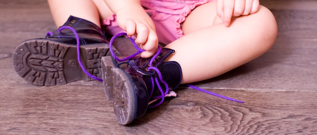 Atenție, părinți! Fetiță de 4 ani, la un pas de MOARTE, după ce a probat ÎNCĂLȚĂRI într-un magazin, FĂRĂ ȘOSETE
