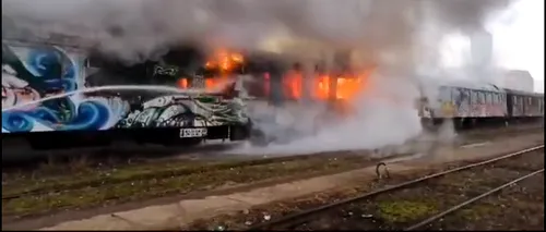 VIDEO | Incendiu în gara din Cluj-Napoca. Flăcările, provocate de mai mulți oameni ai străzii care încercau să se încălzească în vagoane dezafectate