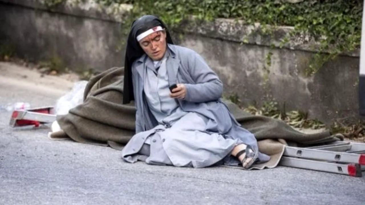 Fotografia devenită virală după cutremurul din Italia: ''Un băiat m-a salvat, a făcut un lucru eroic''