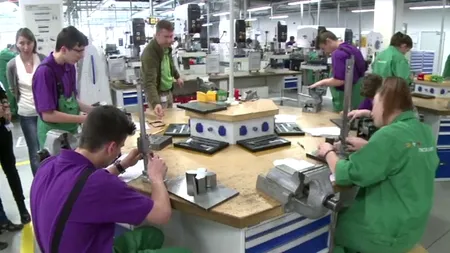 Elevii din învăţământul profesional ar putea primi SPRIJIN financiar pentru continuarea studiilor, conform unui proiect european