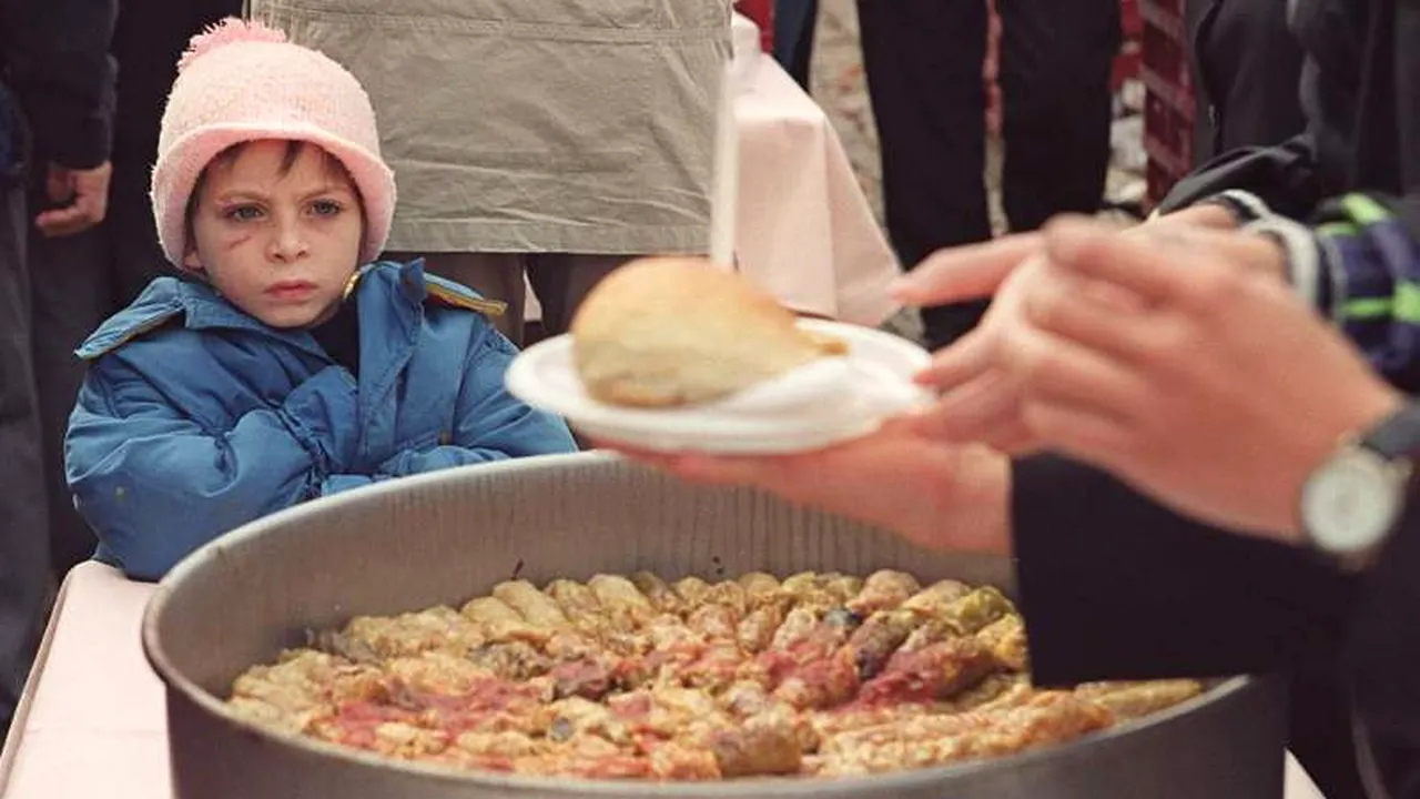 Peste cinci mii de sarmale oferite piteștenilor. Daniel Constantin a stat la coadă