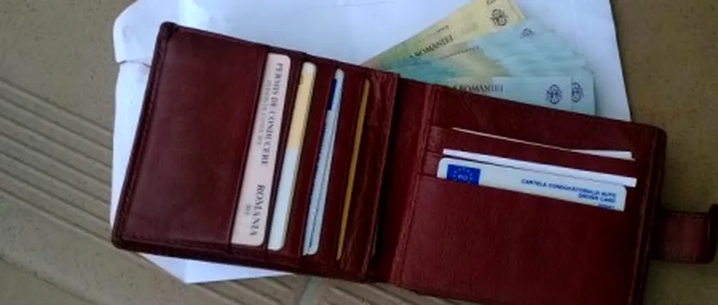 Un portofel cu bani, acte și carduri a fost găsit de un client în parcarea unui supermarket din Bistrița-Năsăud. Cum a reacționat bărbatul