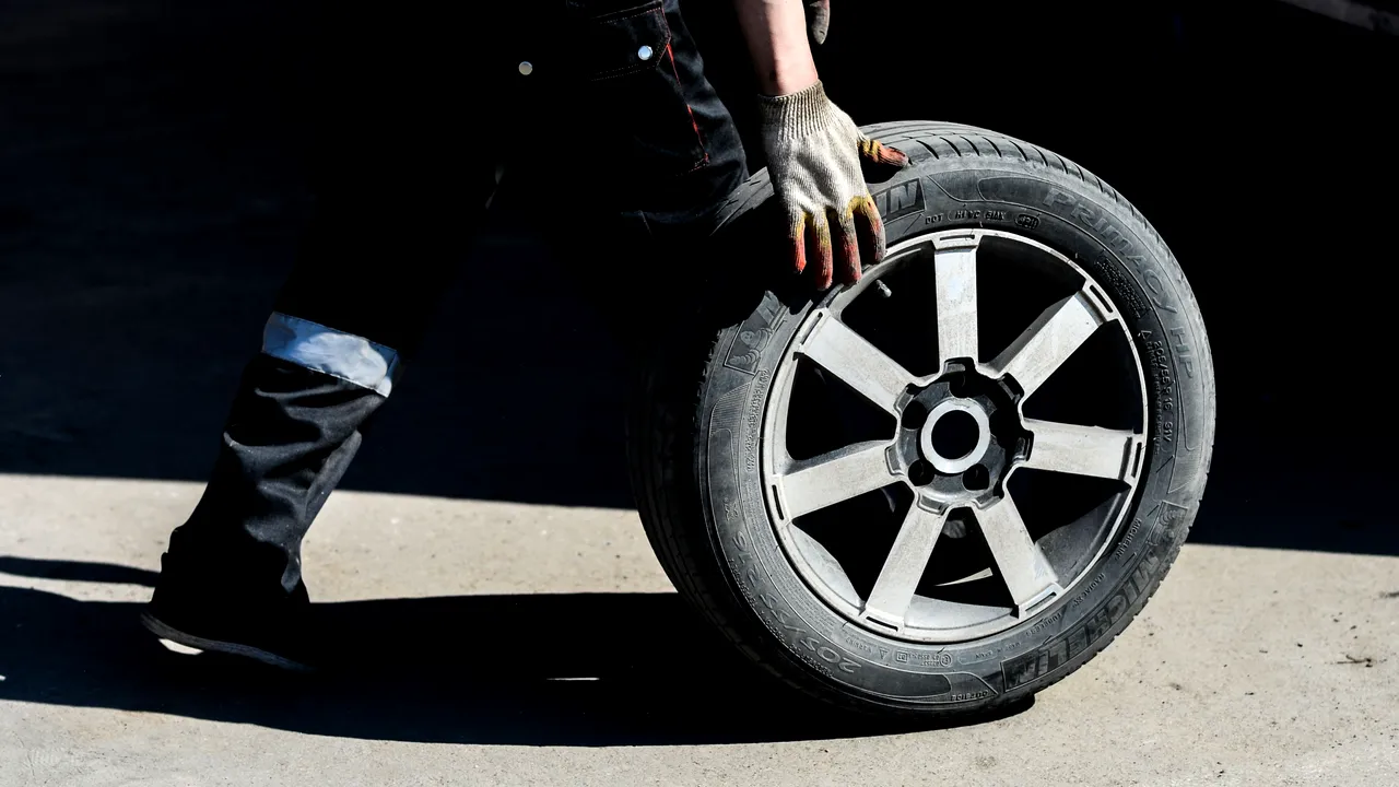 ȘOFERII români cheltuie 1.000 de lei pentru pregătirea mașinii de iarnă. Care sunt criteriile de selecție a CAUCIUCURILOR, potrivit specialiștilor