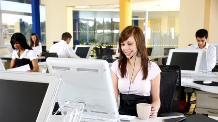 Cât lucrează în medie pe zi femeile și bărbații