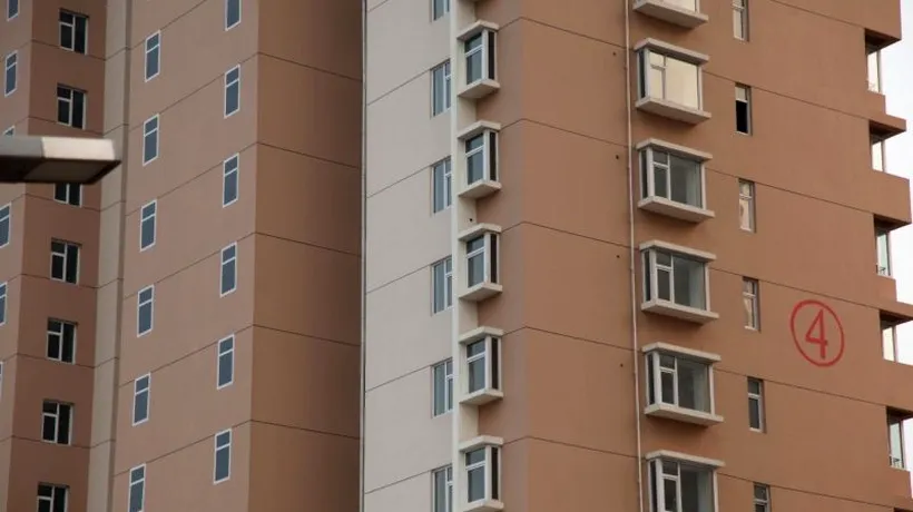 FOTO: Cum își pictează chinezii ferestre pe bloc, în loc să le facă