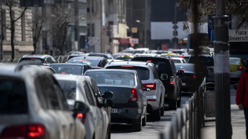 REACȚIA unui turist italian la maşinile oprite la un semafor din Bucureşti: „Sunt mai multe BMW-uri decât în Germania”