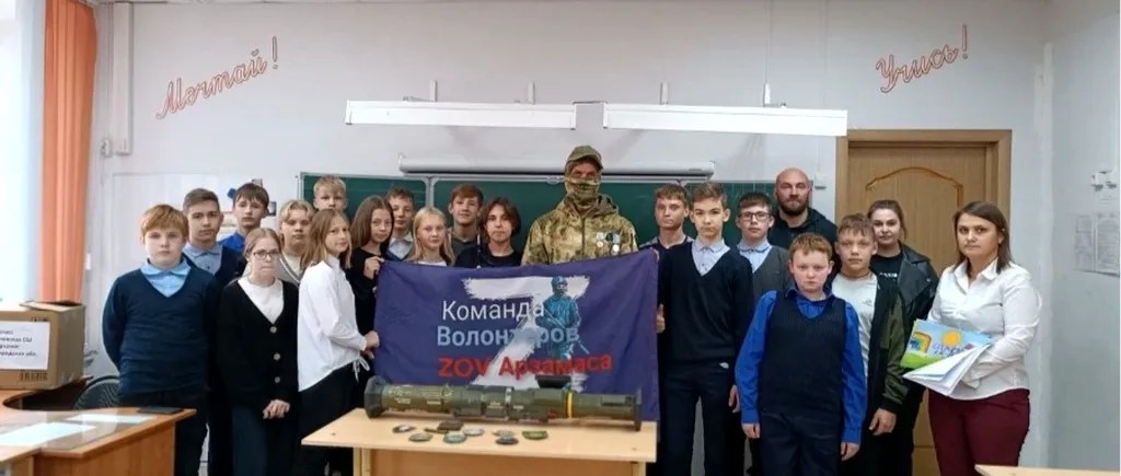 „Modelul unui erou”: Fost mercenar Wagner, condamnat pentru două CRIME, invitat să le vorbească elevilor de clasa a VII-a de la o școală din Rusia 