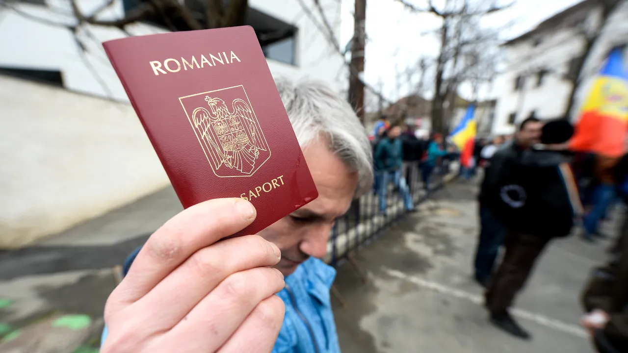 Românii stau la cozi ca să își facă pașaport, cererile au crescut cu peste 400%. Cum poți să îți faci mai repede pașaport și ce acte sunt necesare