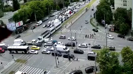 VIDEO | Un tramvai a intrat în mai multe mașini, la intersecţia Şos. Pantelimon cu Morarilor. Impactul a fost surprins de o cameră de supraveghere