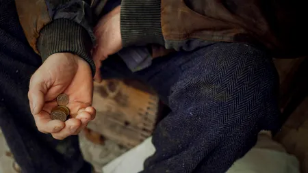 Tânăr îmbrăcat cu geacă Moncler și încălțat de la Adidas, filmat când cerșea în gara din Koln. „Așa arată sărăcia în Germania”