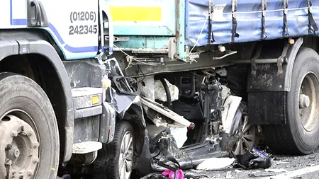 Minune, șoferița acestui automobil strivit de TIR a scăpat doar cu o sperietură. Accidentul teribil care face reclamă gratuită mașinii: ce marcă este