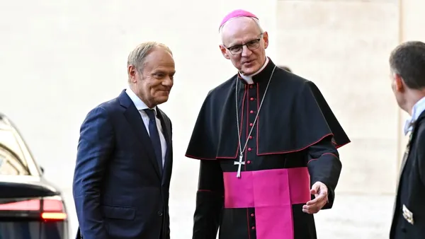 Donald Tusk, prim-ministrul polonez, a ajuns la Vatican. Ce daruri îi aduce Papei Leon al XIV-lea