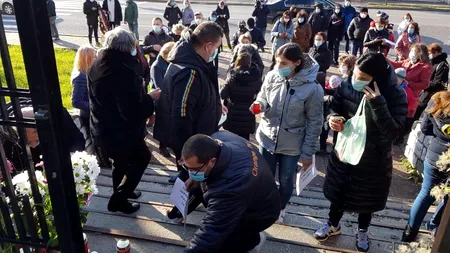 EMOȚIONANT. Zeci de oameni au mers la Spitalul din Piatra Neamț pentru a depune flori și a aprinde lumânări în memoria pacienților decedați sâmbătă (FOTOGRAFII EXCLUSIVE)