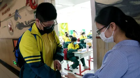 MĂSURI. Copiii care se întorc la școală vor purta o brățară electronică! Încă un pas spre ID-ul digital